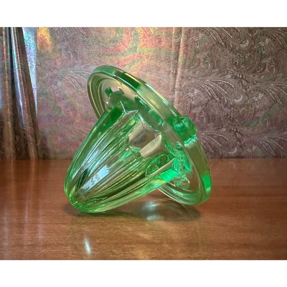 Vintage uranium glass reamer/juicer by u.s. glass co - Picture 6 of 10